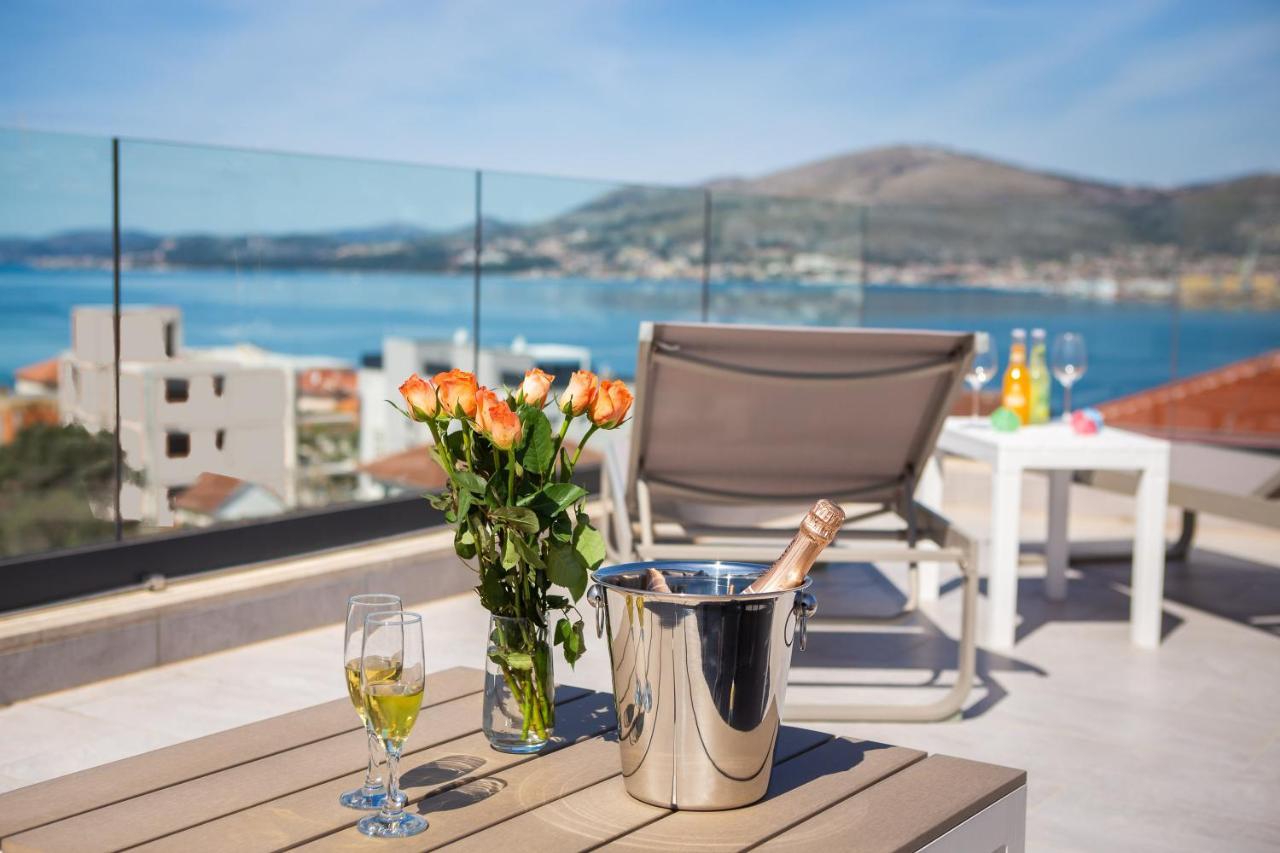 Apartment Alegria In Okrug With Heated Pool, Sea View, Jacuzzi, Wifi Trogir Exterior photo